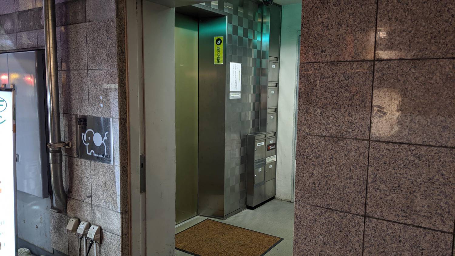 チアーズインターナショナルショットバー赤羽店の1Fエレベーター